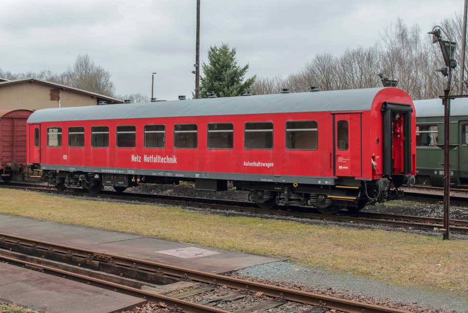 Der ehemalige Hilfszugwagen aus Aue in seiner neuen Heimat – dem Eisenbahnmuseum Schwarzenberg – aufgenommen am 3. Januar 2018. Der VSE hatte den vierachsigen Rekowagen am 20. Dezember 2017 von der DB AG erworben.