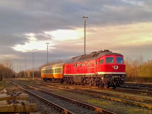 Am 19. Januar 2018 zog die Lok 232 690-8 der Erfurter Bahnservice GmbH den in den Farben des Städteexpresses der DR lackierten Mitteleinstiegswagen, hier fotografiert in Sömmerda.