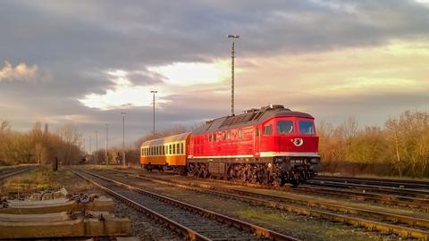 Am 19. Januar 2018 zog die Lok 232 690-8 der Erfurter Bahnservice GmbH den in den Farben des Städteexpresses der DR lackierten Mitteleinstiegswagen, hier fotografiert in Sömmerda.