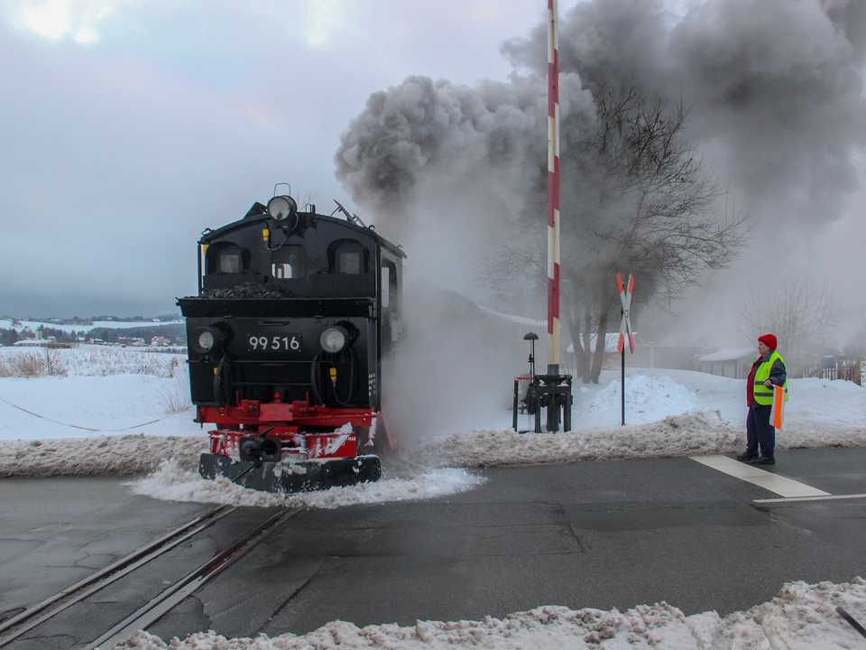 Als die Lok 99 516 am 16. Dezember 2017 mit einem Sonderzug in den Bahnhof Stützengrün einfuhr, lag in diesem Winter Schnee.