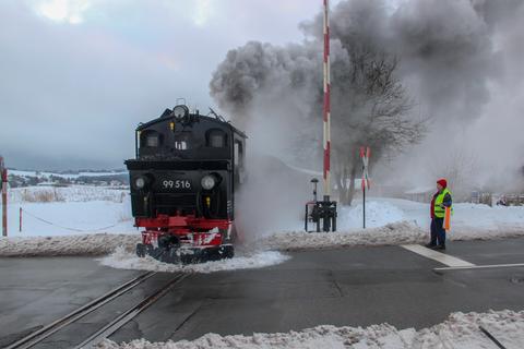 Als die Lok 99 516 am 16. Dezember 2017 mit einem Sonderzug in den Bahnhof Stützengrün einfuhr, lag in diesem Winter Schnee.