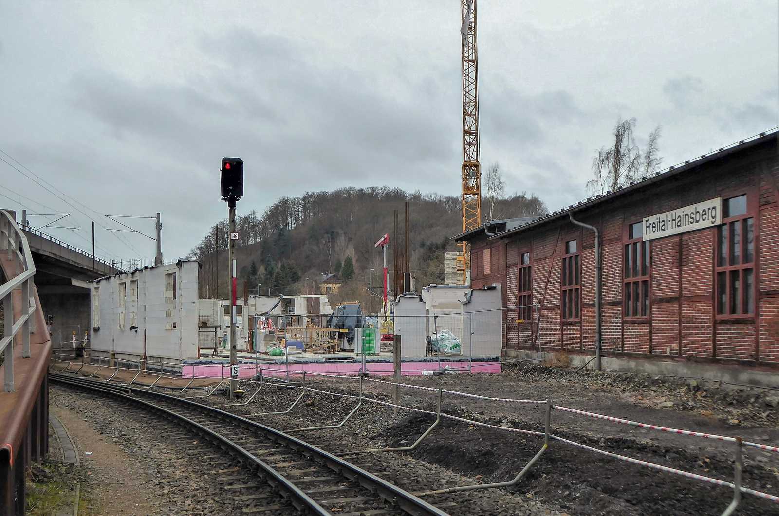 Die SDG lässt derzeit an den Lokschuppen in Freital-Hainsberg eine Instandsetzungshalle anbauen. Am 28. Januar 2018 standen bereits erste Außenmauern.