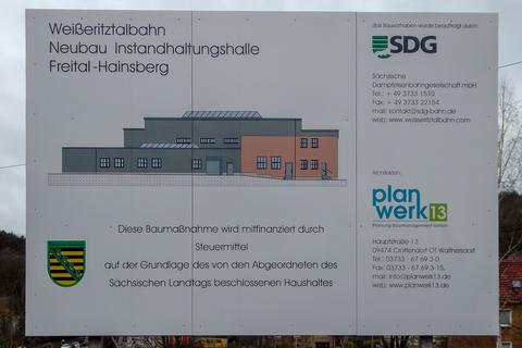 Die SDG lässt derzeit an den Lokschuppen in Freital-Hainsberg eine Instandsetzungshalle anbauen. Am 28. Januar 2018 standen bereits erste Außenmauern.