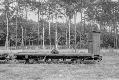 Die zehn 1949 zur Deutschen Reichsbahn gekommenen dreiachsigen Güterwagen kamen anfangs im Burger Netz, vier aber ab 1964 auf der Insel Rügen zum Einsatz. Da wahlweise als Drehschemelwagen oder als offener Güterwagen nutzbar, trugen die Fahrzeuge das ungewöhnliche Gattungszeichen OH3. Klaus Kieper fotografierte 1965 den 97-63-06 im Burger Netz als H3