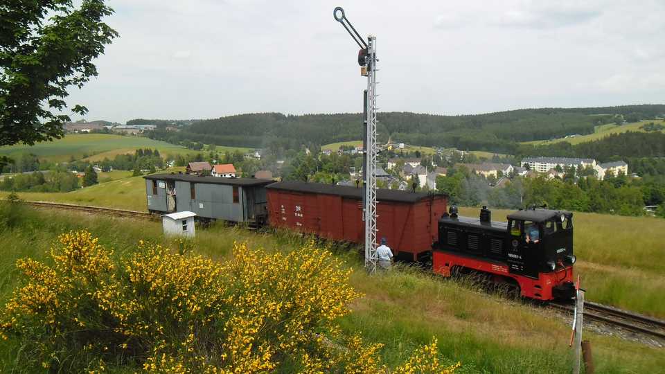 Zusätzliche drei Umläufe mit der Diesellok, einem Gepäckwagen und dem Güterwagen sorgten für Abwechslung im Museumsbahnbetrieb im Juni.