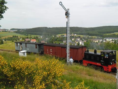 Zusätzliche drei Umläufe mit der Diesellok, einem Gepäckwagen und dem Güterwagen sorgten für Abwechslung im Museumsbahnbetrieb im Juni.