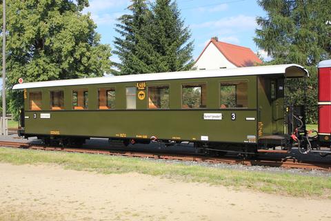 Wagen 970-454 kommt seit August 2015 als „K 466 Dresden“ im Reichsbahnzug der SOEG zum Einsatz.
