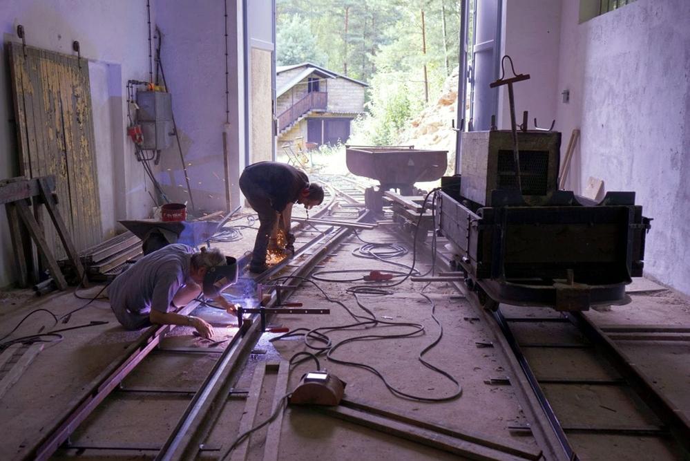 Schweißarbeiten an den Spurrillen der Feldbahngleise als Vorbereitung der Betonierarbeiten in der neuen Lokhalle