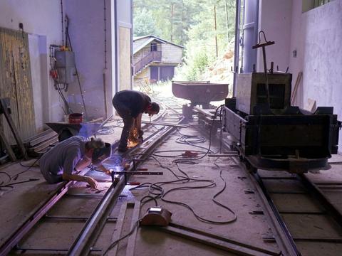 Schweißarbeiten an den Spurrillen der Feldbahngleise als Vorbereitung der Betonierarbeiten in der neuen Lokhalle