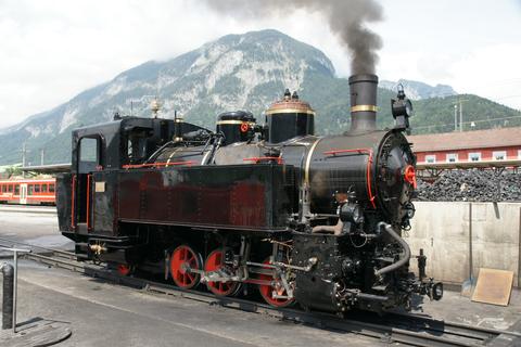 Die Bregenzerwaldbahn-Dampflok Uh.102 am 23. Juli 2015 auf Probefahrt bei der Einfahrt in Strass im Zillertal.