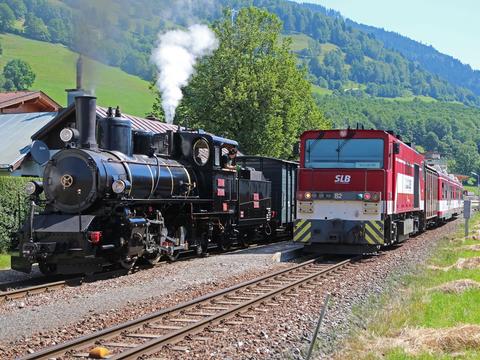 Am 3. Juli 2015 kreuzt der PLB-Probezug mit 73-019 in Piesendorf den SLB-Zug 3311 mit Lokomotive Vs 82.