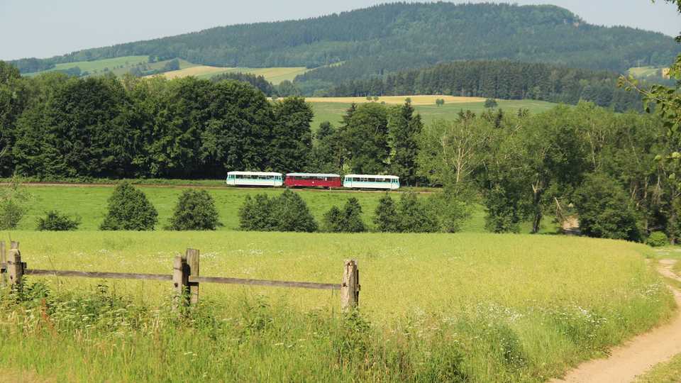 Der hochsommerlichen Hitze trotzend, waren am 4. und 5. Juli die Triebwagen 772 155-8 und 772 312-5 mit Steuerwagen 972 771-0 auf der Erzgebirgischen Aussichtsbahn unermüdlich unterwegs. Danilo Grund beobachtete am 4. Juli den Zug bei Walthersdorf. Im Hintergrund erhebt sich der Scheibenberg.