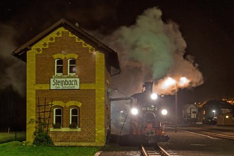 Während viele Mitglieder der IG Preßnitztalbahn e.V. am 22. November 2014 im Güterschuppen des Bahnhofs Steinbach Aufnahmen der alten Preßnitztalbahn genossen, nahm IV K 99 1542-2 Wasser.