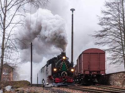Auch ohne Schnee war das zweite Adventwochenende sehr stimmungsvoll, wie diese Aufnahme mit VI K 99 715 beim Verlassen des Bahnhofs Steinbach am 6. Dezember 2014 zeigt.