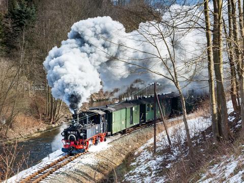 Winterlich begrüßte das Preßnitztal seine Fahrgäste zu Ostern 2015. Doch niedrige Temperaturen sorgen bekanntlich für schöne Dampfwolken, wie diese Aufnahme von IV K 99 1542-2 kurz vor dem Haltepunkt Wildbach beweist.