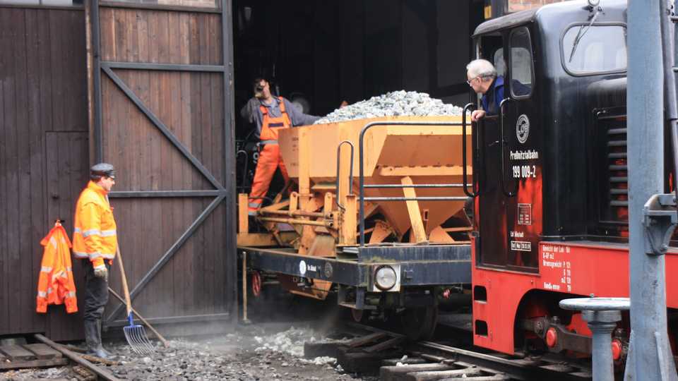 Mitte April wurde vor dem Lokschuppen in Jöhstadt ein Gleisabschnitt erneuert.