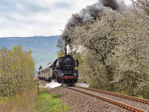 Frühling entlang der Erzgebirgischen Aussichtsbahn: Steffen Schmidt gelang diese Aufnahme der VSE-eigenen 50 3616-5 am 3. Mai 2015.
