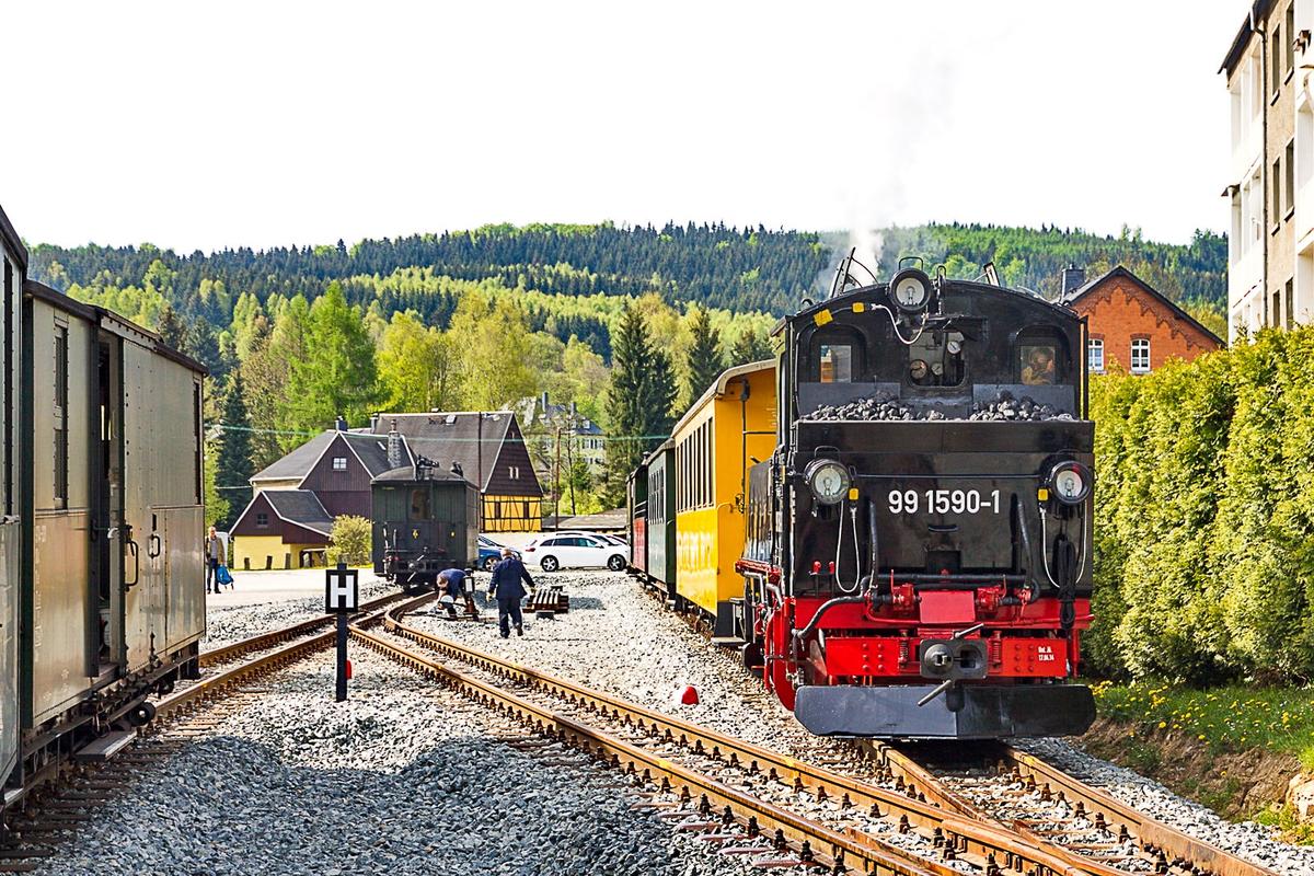Mit dem neuen Gleis 31 ergibt sich nun im Bahnhof Jöhstadt die Möglichkeit, bis zu vier Wagen auf einem Abstellgleis bereitzustellen – was erfahrungsgemäß trotz Verdopplung gegenüber dem Vorzustand auch nicht reicht. Am 16. Mai beobachtete Jörg Müller 99 1590-1 beim Rangieren im neuen Gleisbereich.
