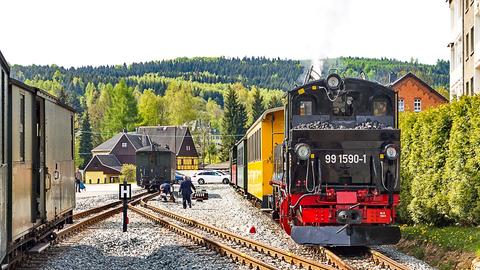 Mit dem neuen Gleis 31 ergibt sich nun im Bahnhof Jöhstadt die Möglichkeit, bis zu vier Wagen auf einem Abstellgleis bereitzustellen – was erfahrungsgemäß trotz Verdopplung gegenüber dem Vorzustand auch nicht reicht. Am 16. Mai beobachtete Jörg Müller 99 1590-1 beim Rangieren im neuen Gleisbereich.