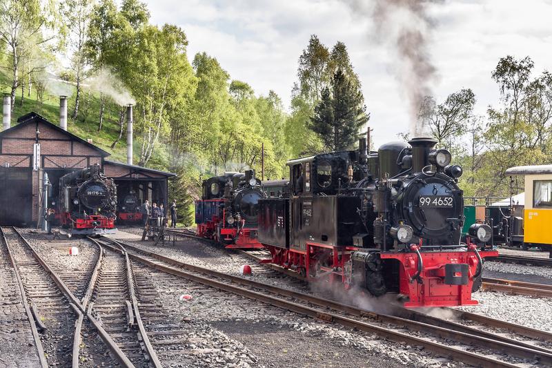 Gar nicht so einfach war es, alle fünf Lokomotiven, die zum Pfingstfest 2015 auf der Preßnitztalbahn im Einsatz standen, gleichzeitig aufs Bild zu bekommen. Nur am Morgen konnte dieses Vorhaben im Bahnhof Jöhstadt gelingen.
