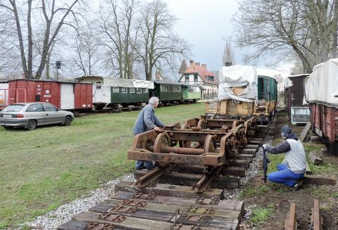 Nach dem Verlaschen von Gleis 3 verschoben Mitglieder der IG Spreewaldbahn e. V. erstmals die dort aufgestellten Fahrzeuge.