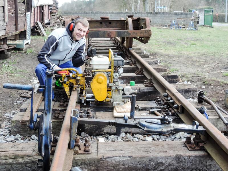 Anfang April leistete in Straupitz die neue Schienenbohrmaschine auf Gleis 3 wertvolle Dienste.