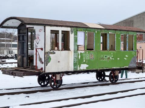 Der Sitzwagen 901-252 steht wieder auf eigenen Achsen! Diese Aufnahme zeigt den ehemaligen GMWE-Wagen am 31. Januar 2015 in Georgenthal.