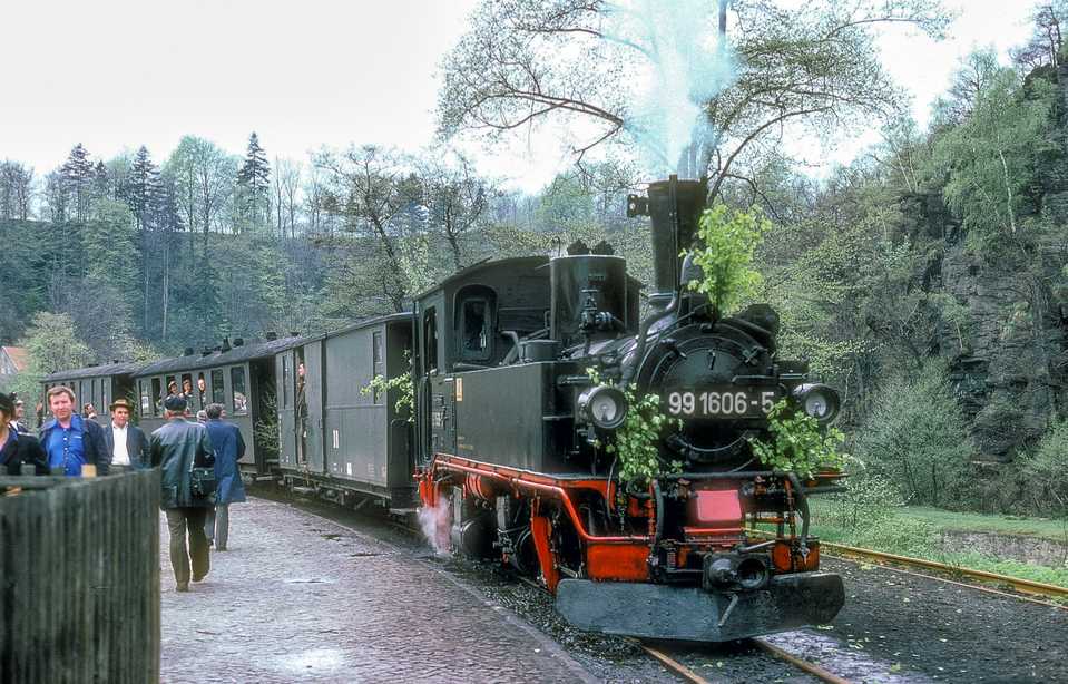 Mit Birkengrün geschmückt stand die IV K 99 1606-5 am 15. Mai 1978 (Pfingstmontag) in Wolkenstein mit dem Personenzug nach Jöhstadt zur Abfahrt bereit.