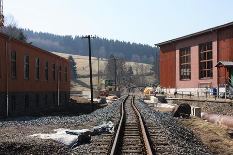 Blick auf die Brückenbaustelle mit baubedingter provisorischer Gleisverschwenkung am 30. März.