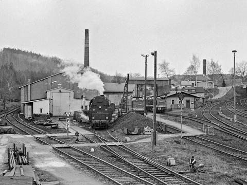Ansicht aus dem März 1989, als es im Bahnbetriebswerk Pockau-Lengefeld noch planmäßig dampfte und dieselte.