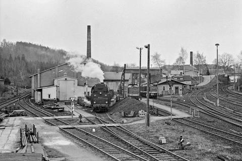 Ansicht aus dem März 1989, als es im Bahnbetriebswerk Pockau-Lengefeld noch planmäßig dampfte und dieselte.