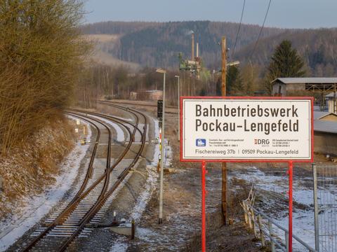 Nach dem Beseitigen der Bäume und Büsche stellte die PRESS Anfang 2018 neben der Zufahrt zum Bw ein Eigentümerschild auf, links das Gleis nach Marienberg.