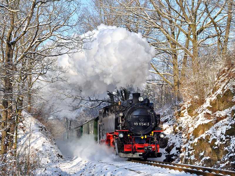 Am 26. Januar beobachtete Joachim Jehmlich diesen Zug mit 99 1734-5 auf der Weißeritztalbahn zwischen Seifersdorf und Malter an einem der in diesem Winter bisher seltenen Schneetage.