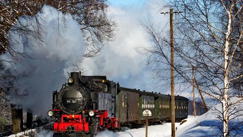 Am 29. Januar 2011 beobachtete Olaf Herrig den herannahenden Zug kurz vor dem Erreichen des Bahnhofes in Jonsdorf im Zittauer Gebirge