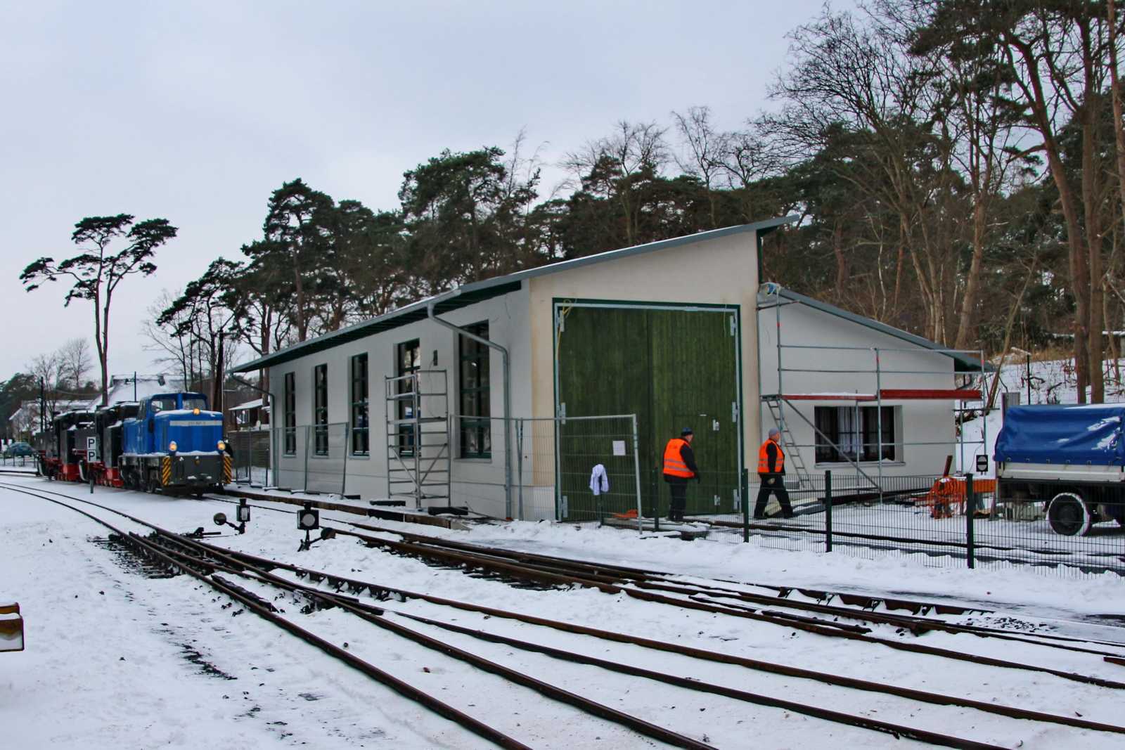 Am 29. Januar erfolgte die Freigabe des neuen Lokschuppens in Göhren für die Abstellung der beiden Lokomotiven 99 1781-6 und 99 1784-0, die im Bild auf die Erstbefahrung am Gleis neben dem Schuppen im Schlepp von 251 901-5 warten.