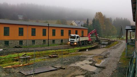 Auch am Sonnabend, dem 12. Oktober, wurde gearbeitet. Die Brücke ist bereits ausgebaut, nun werden die Uferbefestigungen abgebrochen.