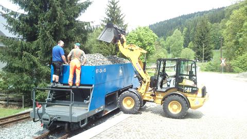Verladung von Schotter bei der Beräumung von Baumaterial in Schmalzgrube.