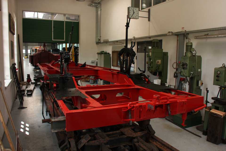 Der Brückenrahmen der IV K 99 1590-1 ist in der Werkstatt bereits gründlich in Arbeit.