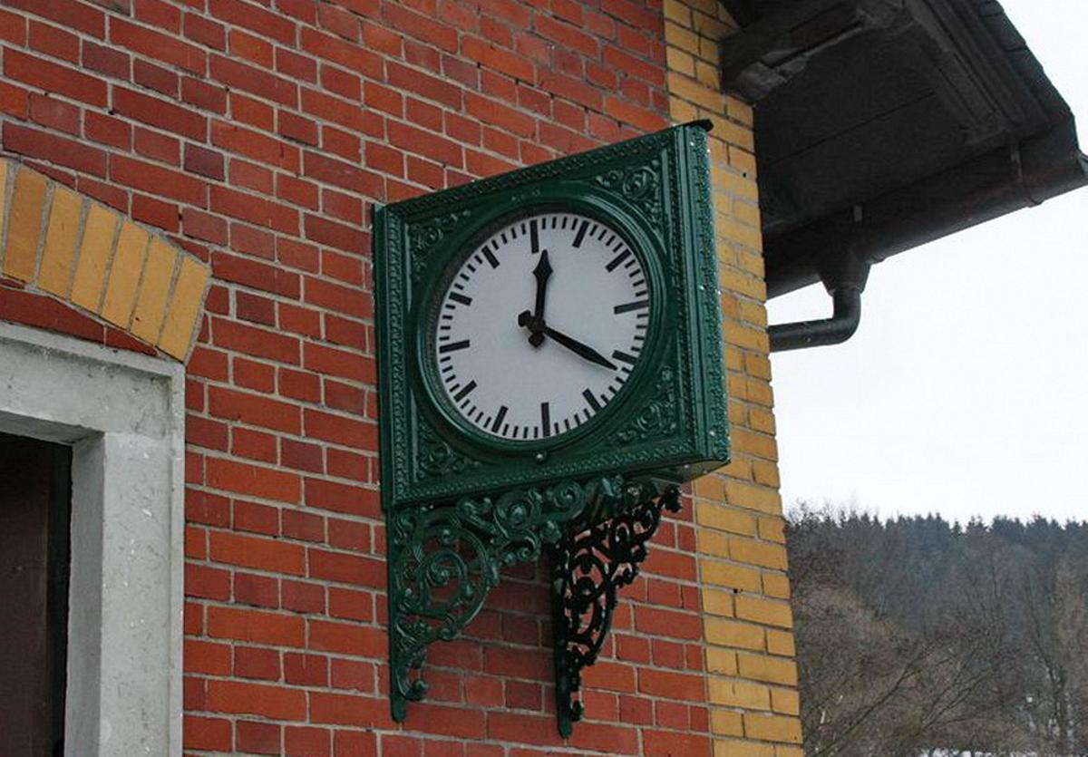 Die Nasenuhr am Bahnhofsgebäude Steinbach wurde nach aufwendiger Sanierung montiert und zeigt den Fahrgästen jetzt wieder die Zeit an.