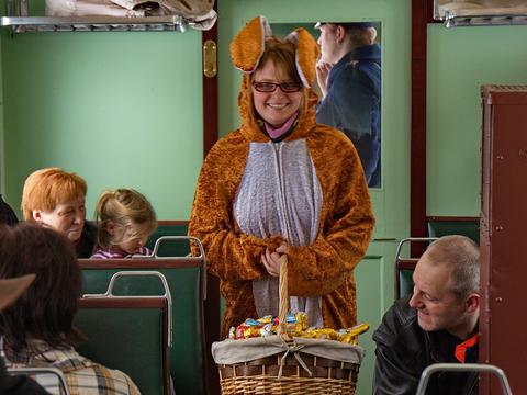 Die Osterhäsin erfreute wieder kleine und große Fahrgäste im Zug.