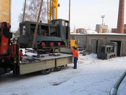 Aus dem Schuppen geholt, werden die Loks erst ein Stück per Lkw bewegt, um dann von diesem wiederum auf die Eisenbahnflachwagen umgesetzt zu werden.