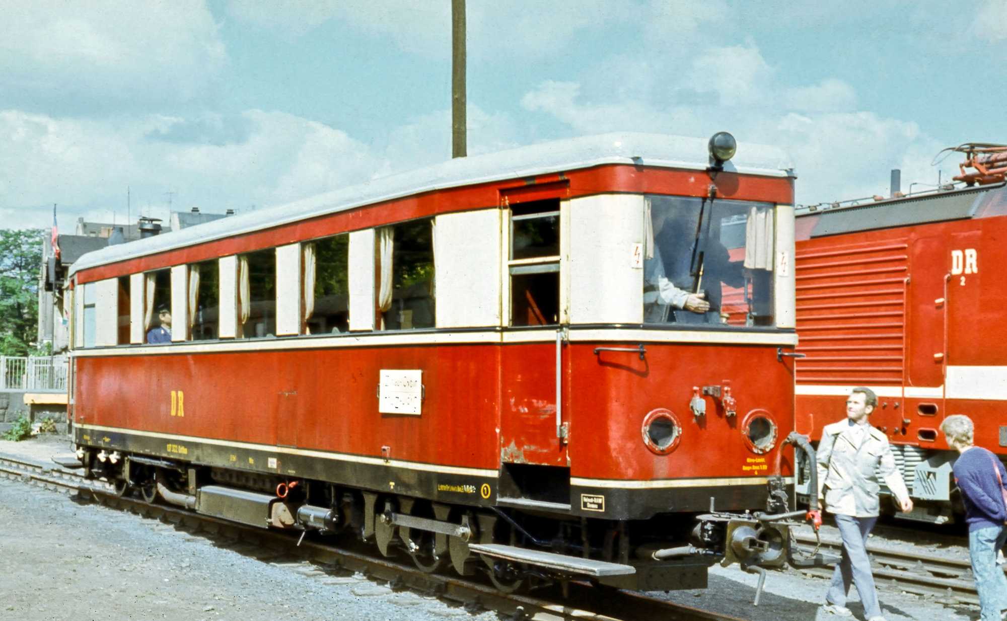 Fahrzeugraritäten, die bis zu dieser Veranstaltung nur wenige Eisenbahnfreunde zu Gesicht bekommen hatten, standen in der Ausstellung im Bahnhof Zittau, darunter der Triebwagen 137 322.
