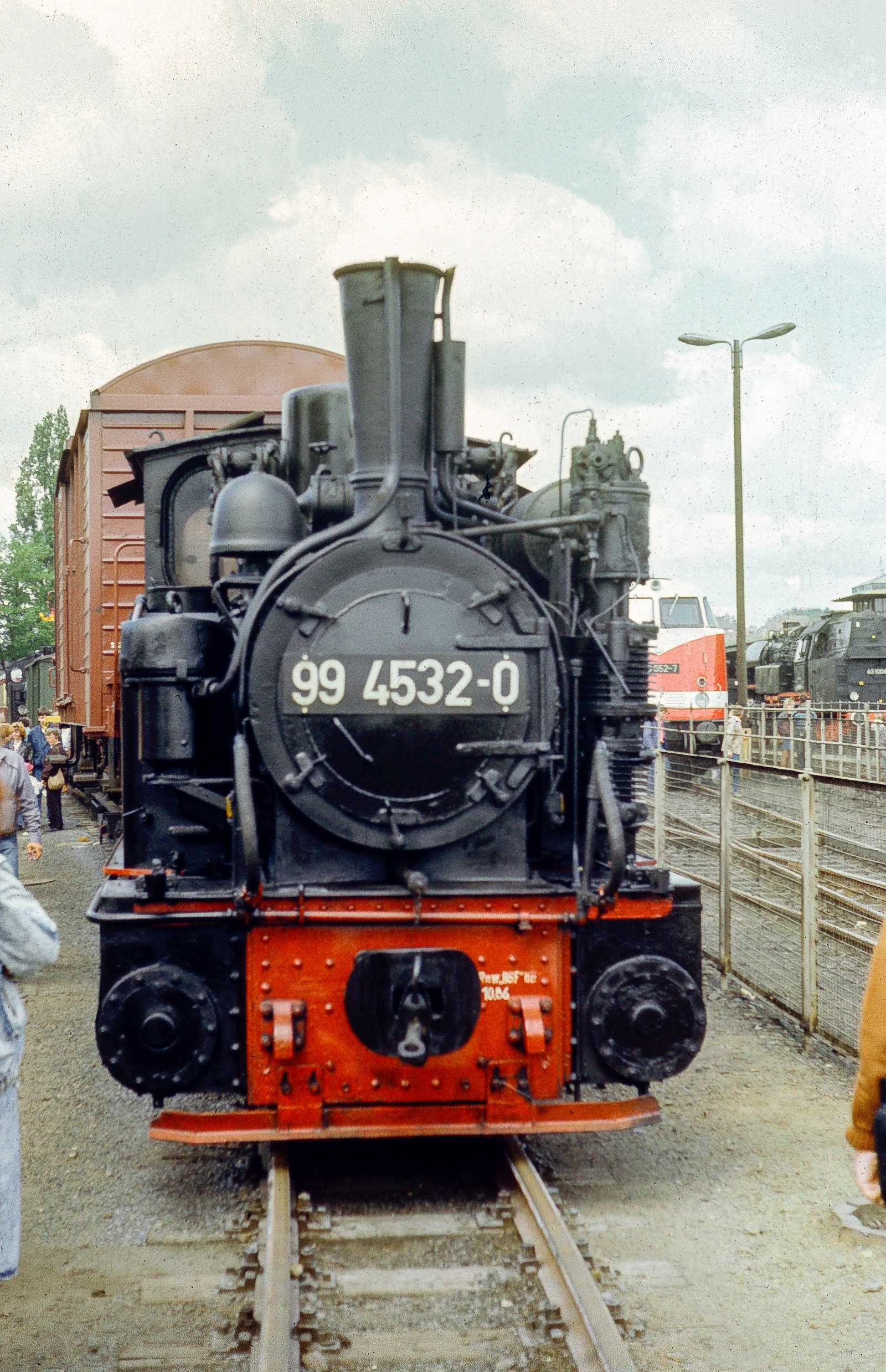 Fahrzeugraritäten, die bis zu dieser Veranstaltung nur wenige Eisenbahnfreunde zu Gesicht bekommen hatten, standen in der Ausstellung im Bahnhof Zittau, darunter der Triebwagen 137 322 und die ehemalige Trusebahnlok 99 4532-0, genannt „Hofdame“.