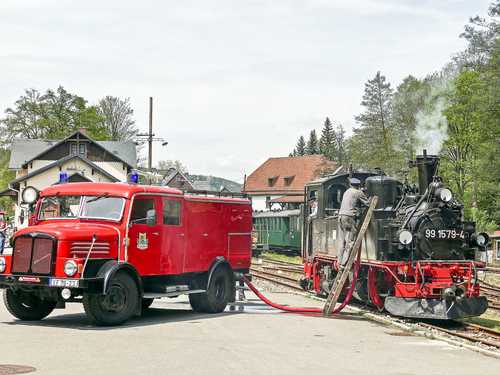Beim 5. Fototag im Schmalspurbahn-Museum Rittersgrün kam es am 16. Mai auch zu diesem Treffen zwischen 99 579 und einem Löschwagen.