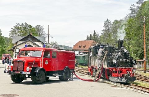 Beim 5. Fototag im Schmalspurbahn-Museum Rittersgrün kam es am 16. Mai auch zu diesem Treffen zwischen 99 579 und einem Löschwagen.