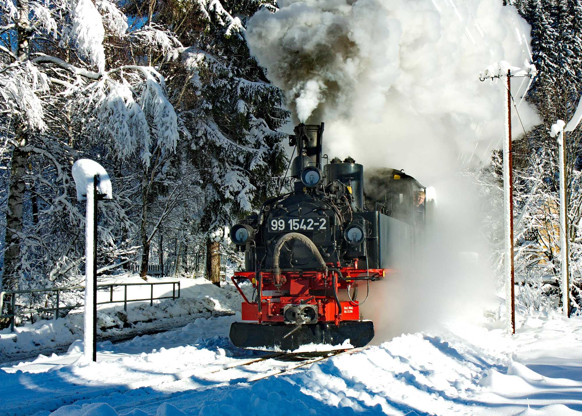 Mit mächtig Dampf wird die Ausfahrt aus dem Bahnhof Schmalzgrube am 1. Dezember von der IV K 99 1542-2 der Preßnitztalbahn genommen.