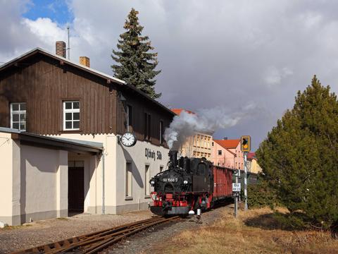 99 1568-7 der Preßnitztalbahn mit ihrem Sonderzug am 26. Februar 2012 auf der Döllnitzbahn in der Einfahrt von Oschatz Süd.