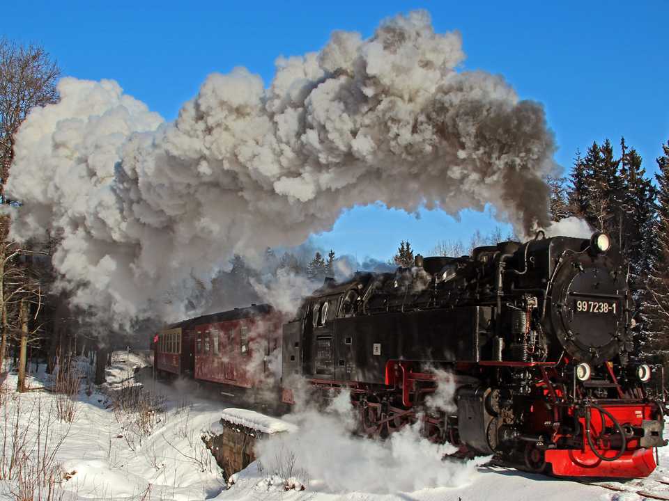 Am Nachmittag des 5. Februar 2012, bei -13 Grad Außentemperatur, beobachtete Jürgen Steimecke Lok 99 7238-1 der HSB mit einen Personenzug bei der Ausfahrt aus Drei-Annen Hohne in Richtung Brocken.