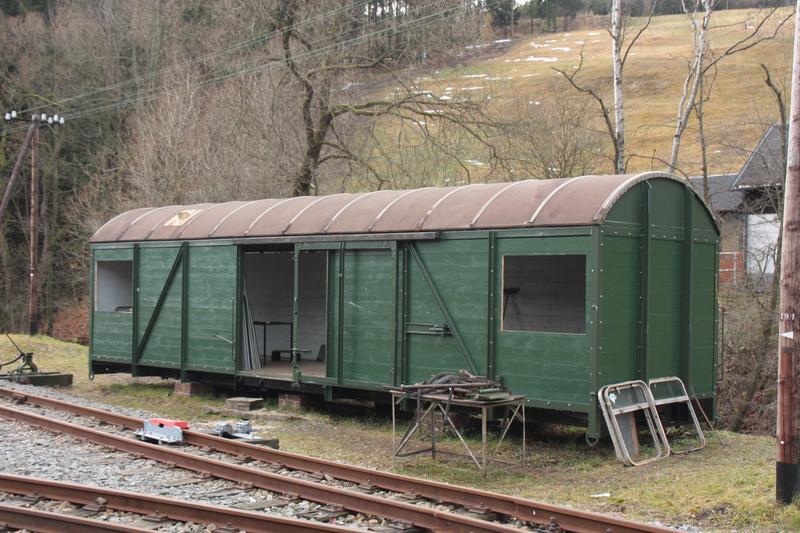 Der Wagenkasten der Bahnmeisterei in Schlössel, der als Aufenthalts- sowie Abstellraum für Werkzeuge und Ausrüstungsgegenstände dient, erhielt eine neue Holzbeplankung.
