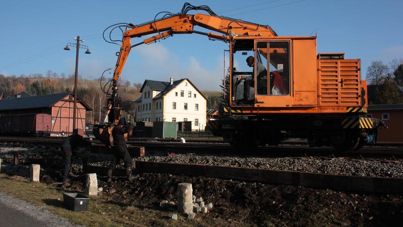 Errichtung eines Schotterbettabfangs am Gleis 1 in Steinbach.